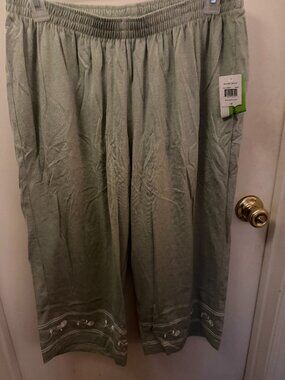 C.D. Daniels Sage Green Cropped Capris W 1X
